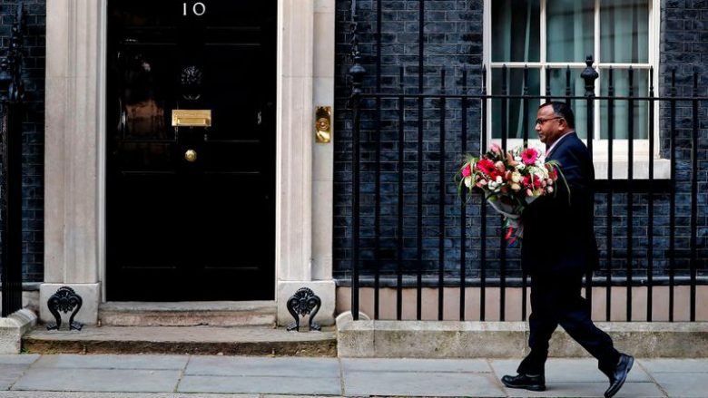 Lule nga Ambasada e Pakistanit për Boris Johnson mbërrijnë në Downing Street