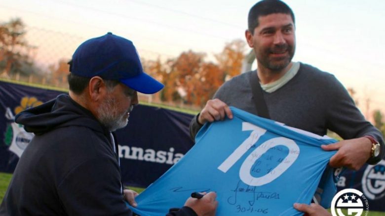 Fanella legjendare e Maradonas shitet për 55 mijë euro për t’i ndihmuar personat e prekur nga coronavirusi në Itali