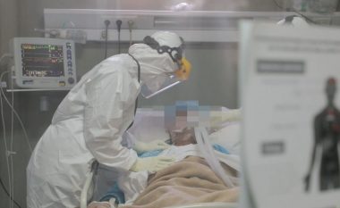 Pamje të rënda brenda Spitalit Infektiv në Tiranë, pacientët me tuba oksigjeni, mjekët të mbuluar nga koka tek këmbët