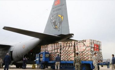Niset aeroplani i dytë nga Turqia me furnizime mjekësore për SHBA-në