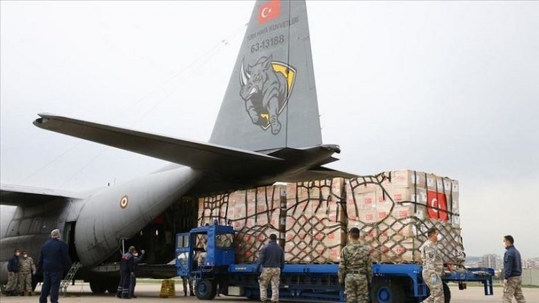 Niset aeroplani i dytë nga Turqia me furnizime mjekësore për SHBA-në