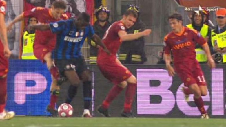Balotelli ia kujton Tottit goditjen që kishte marrë nga ai, reagimi epik i legjendës italiane