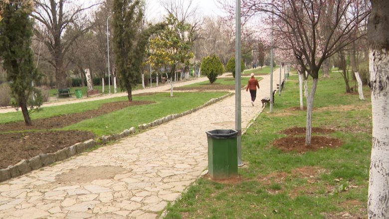 Qytetarët i përmbahen vendimit qeveritar​ – parqet në Prishtinë të boshatisura