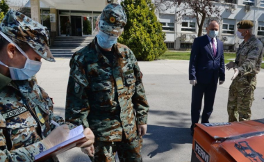 Ambasada e Britanisë së Madhe në Shkup dhuron pajisje për ushtrinë për luftën ndaj coronavirusit