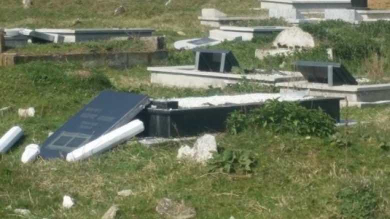 I dëmtojnë pllakën e varrit të një familjari në Klinë, policia nis hetimet