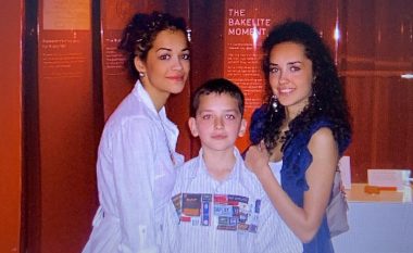 Nëna e Rita Orës publikon fotografi të kahershme të tre fëmijëve të saj: Më mungon normaliteti në familje