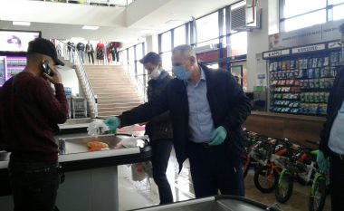 Komuna Malishevës shpërndanë maska dhe dorëza për qytetarët nëpër dyqane