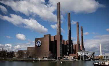 Pas mbylljes nga pandemia, VW rinis punën në fabrikën më të madhe të makinave në Evropë