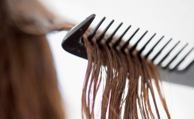 Fjala e ekspertit: Përse nuk mund t’i krihni flokët e lagura?