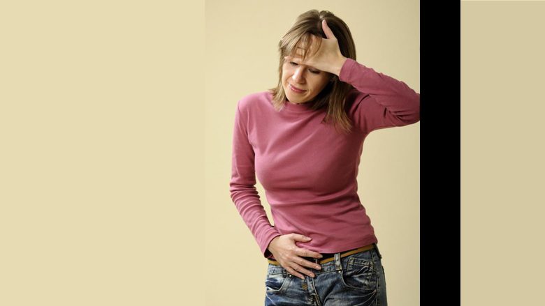 Përse dhembjet e kokës shpesh janë të shoqëruara edhe me probleme me stomakun?