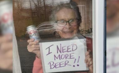 “Më duhen më shumë birra!” Gjyshes në karantinë i plotësohet dëshira, madje shumëfish