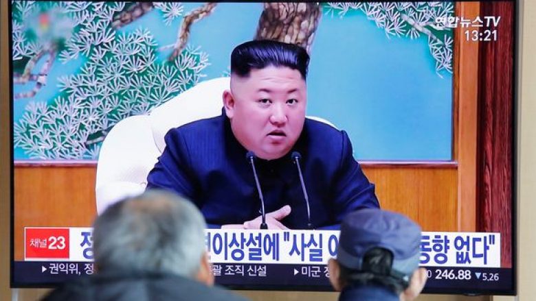 Kim Jong-un “thyen heshtjen”, pas pretendimeve se ai është i sëmurë rëndë