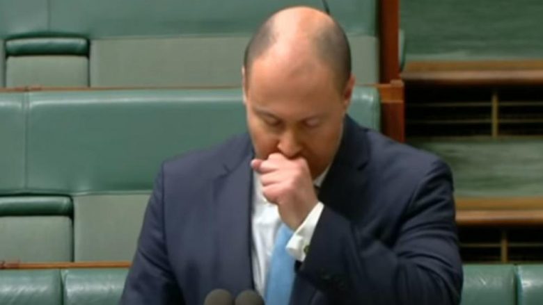 Nuk mund të ndalej duke u kollitur derisa po tentonte të fliste në Parlament, politikani australian i nënshtrohet testit të COVID-19