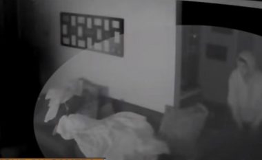 Ishte futur në shtëpi dhe po qëndronte prapa shtratit ku po flinte adoleshentja amerikane, sorollatej nëpër dhoma – ikë para se të shfaqej policia