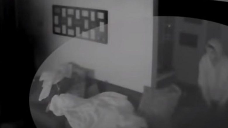 Ishte futur në shtëpi dhe po qëndronte prapa shtratit ku po flinte adoleshentja amerikane, sorollatej nëpër dhoma – ikë para se të shfaqej policia