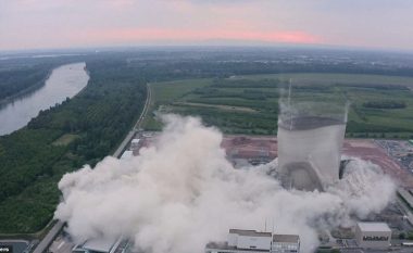 Kullat 150 metërshe të centralit bërthamor në Gjermani, shemben gjatë një shpërthimi të kontrolluar