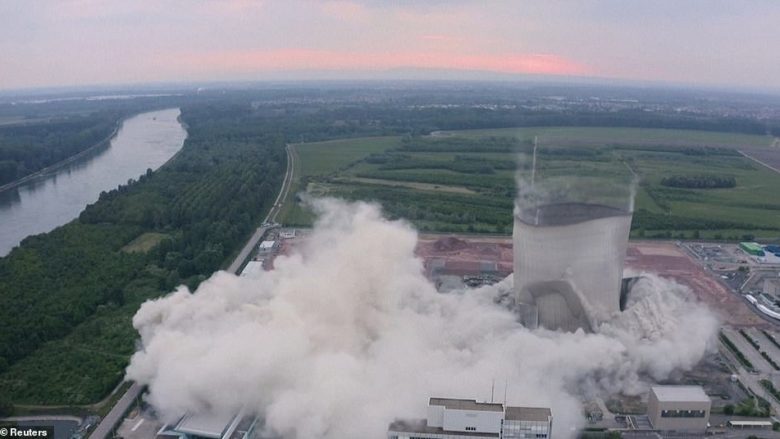 Kullat 150 metërshe të centralit bërthamor në Gjermani, shemben gjatë një shpërthimi të kontrolluar