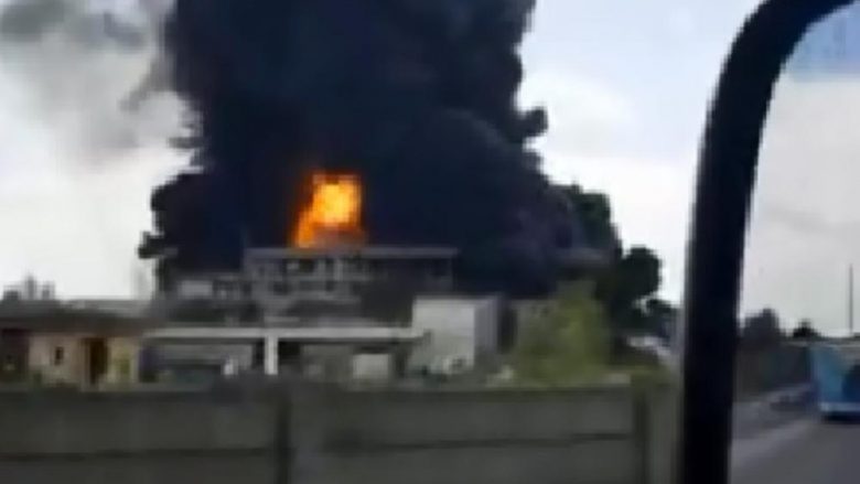Shpërthim në një fabrikë të kimikaleve në Venedik, për shkak të tymit të zi autoritetet u bëjnë apel qytetarëve të mbyllen nëpër shtëpi