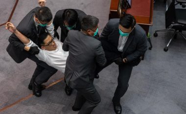 Përleshje në Parlamentin e Hong Kongut, kryesuese e Komitetit Legjislativ zgjidhet deputetja e afërt me Kinën – aty filloi gjithçka