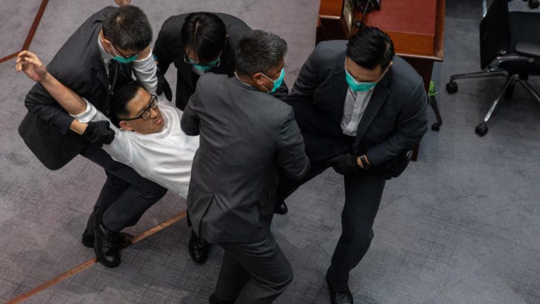 Përleshje në Parlamentin e Hong Kongut, kryesuese e Komitetit Legjislativ zgjidhet deputetja e afërt me Kinën – aty filloi gjithçka