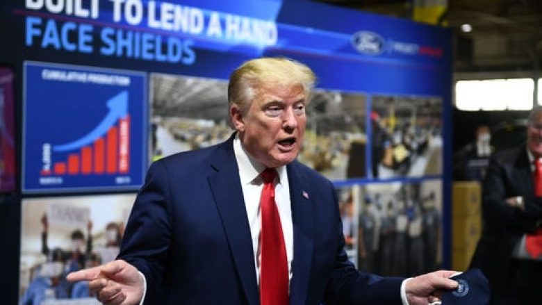 Viziton fabrikën e Fordit, Trump shfaqet para gazetarëve pa maskë mbrojtëse