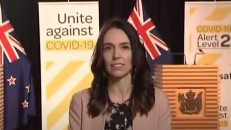 Po jepte intervistë kur filluan të ndjehen dridhjet e tërmetit, kryeministrja e Zelandës së Re as që trembet – vazhdon bisedën me gazetarin