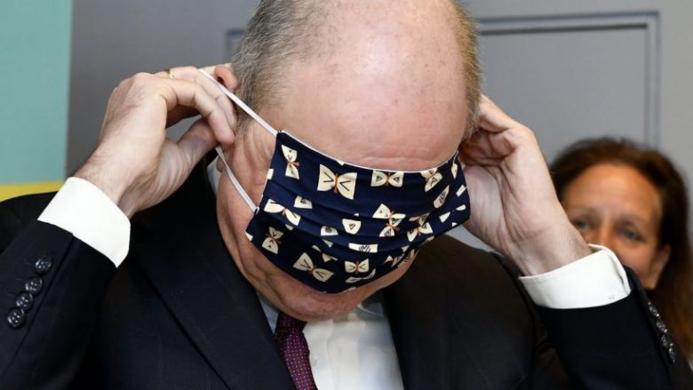 Zëvendëskryeministri belg në situatë të sikletshme, nuk di se si duhet ta vendosë maskën mbrojtëse