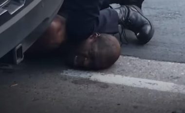 Polici amerikan ia vë gjurin në qafë një burri të prangosur, ai ndërron jetë disa momente më pas – qytetarët filmuan gjithçka