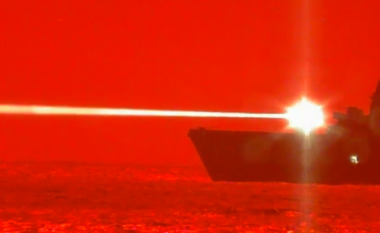 Ushtria amerikane kryen me sukses testimin e armës laserike, e projektuar për të shkatërruar dronët në ajër