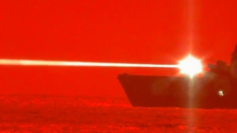 Ushtria amerikane kryen me sukses testimin e armës laserike, e projektuar për të shkatërruar dronët në ajër