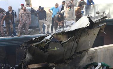 Piloti i aeroplanit të rrëzuar në Pakistan nuk e kishte njoftuar kullën se nuk po mund të ateron në pistë – dyshohet se motorët ishin përplasur në pistë
