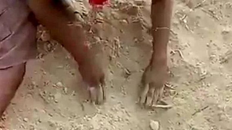 Shpëtohet foshnja e porsalindur në Indi, që ishte varrosur për së gjalli