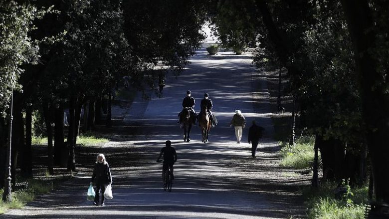 Pas plotë dy muajve izolimi total, Italia zbut masat e mbrojtjes – 4.4 milionë italianë i rikthehen punës