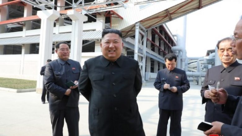 Kishte deklaruar se Kim Jong-Un është aq i sëmurë sa nuk mund të qëndrojë në këmbë, kërkon falje ish-diplomati i Koresë së Veriut