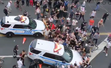 Automjetet e policisë së Nju Jorkut filmohen duke u futur në turmat e protestuesve