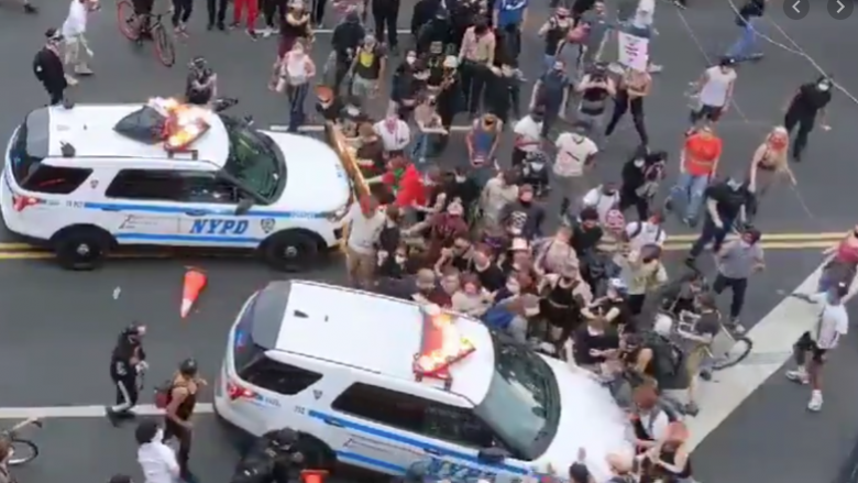 Automjetet e policisë së Nju Jorkut filmohen duke u futur në turmat e protestuesve