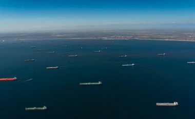 Diçka e tillë kurrë nuk është parë në botë, kolona të tankerëve me naftë lundrojnë nëpër dete – e tëra po ndodh si pasojë e coronavirusit