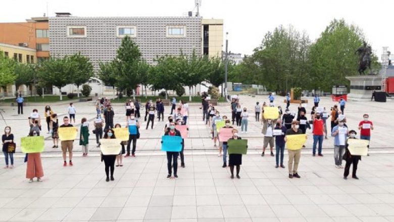 Aksion simbolik në Prishtinë, kundër shembjes së Teatrit në Tiranë