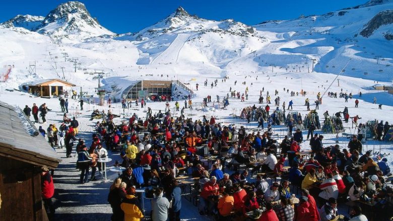 Nga Ischgl, coronavirusi ka udhëtuar në pesë kontinente – qendra austriake e skijimit ka qenë “bashkëpunëtore” e virusit në 55 vende