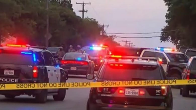 Të shtëna armësh në parkun plotë qytetarë në Teksas, lëndohen pesë persona – kalimtari filmon momentin kaotik