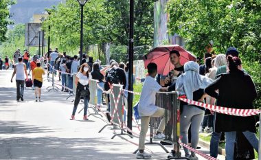 Imazhe të pazakonta nga Gjeneva, kolona kilometërshe e njerëzve duke pritur të marrin ushqim falas – në qytetin e milionerëve