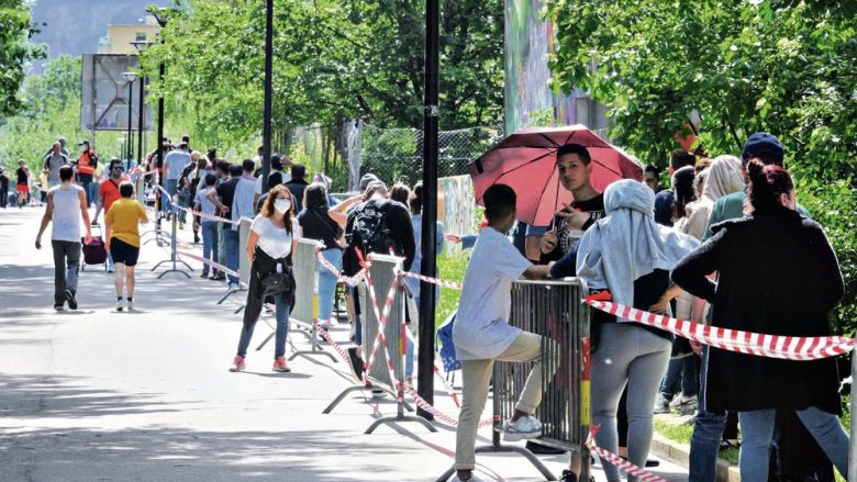 Imazhe të pazakonta nga Gjeneva, kolona kilometërshe e njerëzve duke pritur të marrin ushqim falas – në qytetin e milionerëve