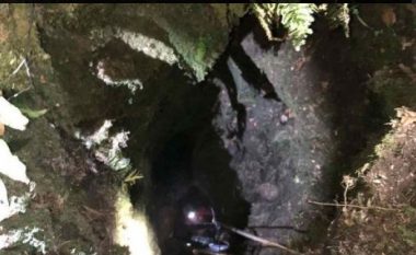 ​Mërgimtarët bien në shpellën e thellë 12 metra duke ikur nga policia e Bosnjës