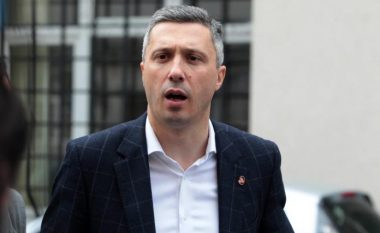 Lideri i partisë opozitare serbe, Dver – vazhdon grevën e urisë para shkallëve të Kuvendit të Serbisë