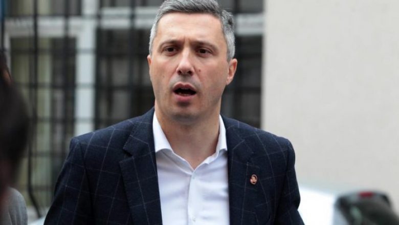 Lideri i partisë opozitare serbe, Dver – vazhdon grevën e urisë para shkallëve të Kuvendit të Serbisë