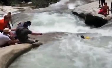 Ujërat e rrëmbyeshëm e qonin drejt vdekjes, alpinisti amerikan shpëtohet në momentet e fundit nga polici jashtë detyre