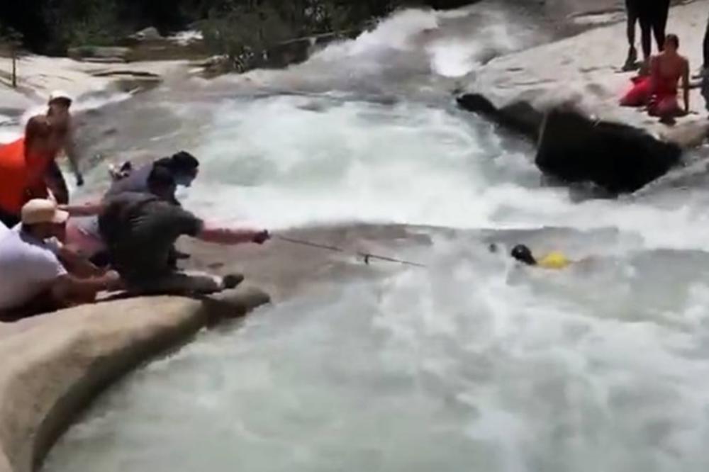 Ujërat e rrëmbyeshëm e qonin drejt vdekjes, alpinisti amerikan shpëtohet në momentet e fundit nga polici jashtë detyre