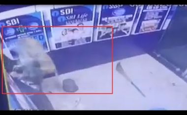 Menduan se dikush kishte plaçkitur bankomatin kur e gjetën të shkulur nga muri, kamerat e sigurisë treguan diçka tjetër – një majmun