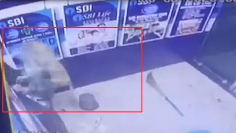 Menduan se dikush kishte plaçkitur bankomatin kur e gjetën të shkulur nga muri, kamerat e sigurisë treguan diçka tjetër – një majmun