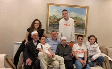 Veseli uron Fitër Bajramin bashkë me familjen e tij